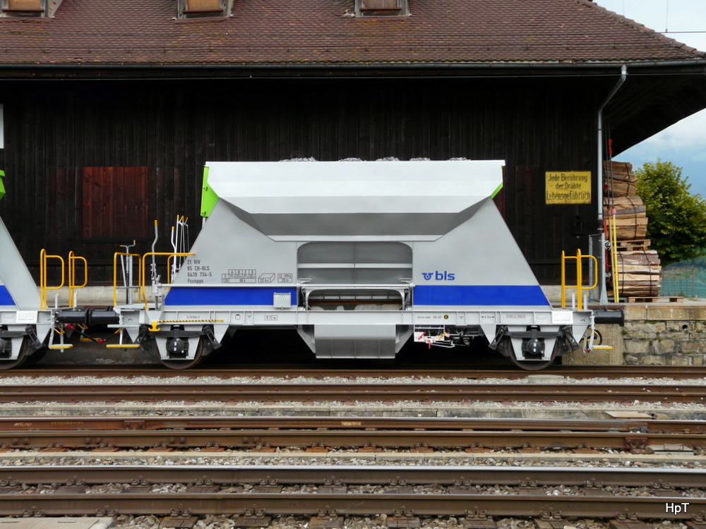 bls - Neuer Schotterwagen Fccnpps 21 85 643 9 734-5 abgestellt in Spiez am 03.09.2012