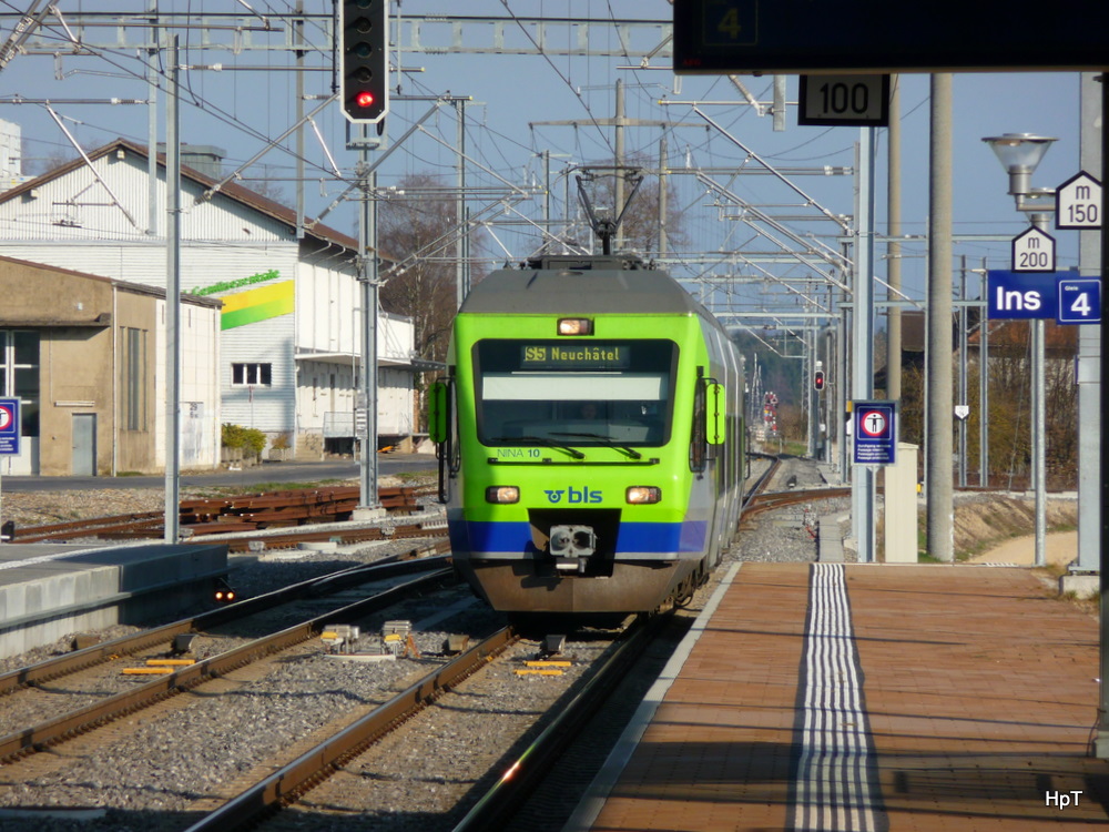 bls - Nina Triebzug RABe 525 010-5 als Regio von Bern nach Neuchatel bei der einfahrt in den Bahnhof Ins am 22.03.2011