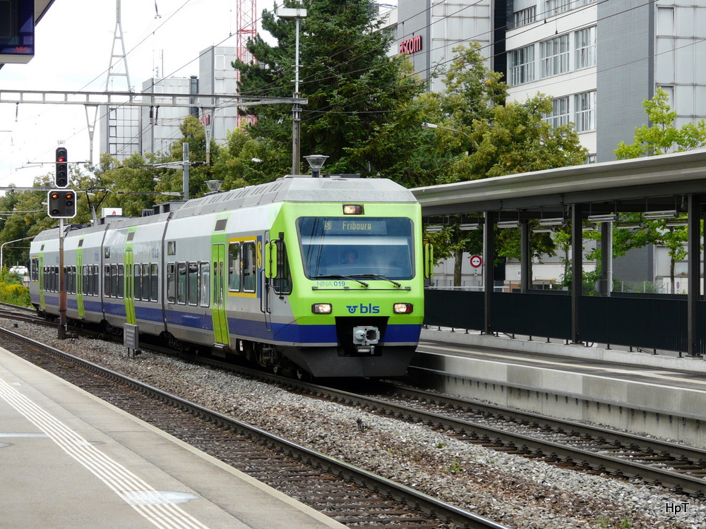 bls - Nina Triebzug RABe 525 019-6 im Bahnhof Bmliz Sd am 07.08.2011