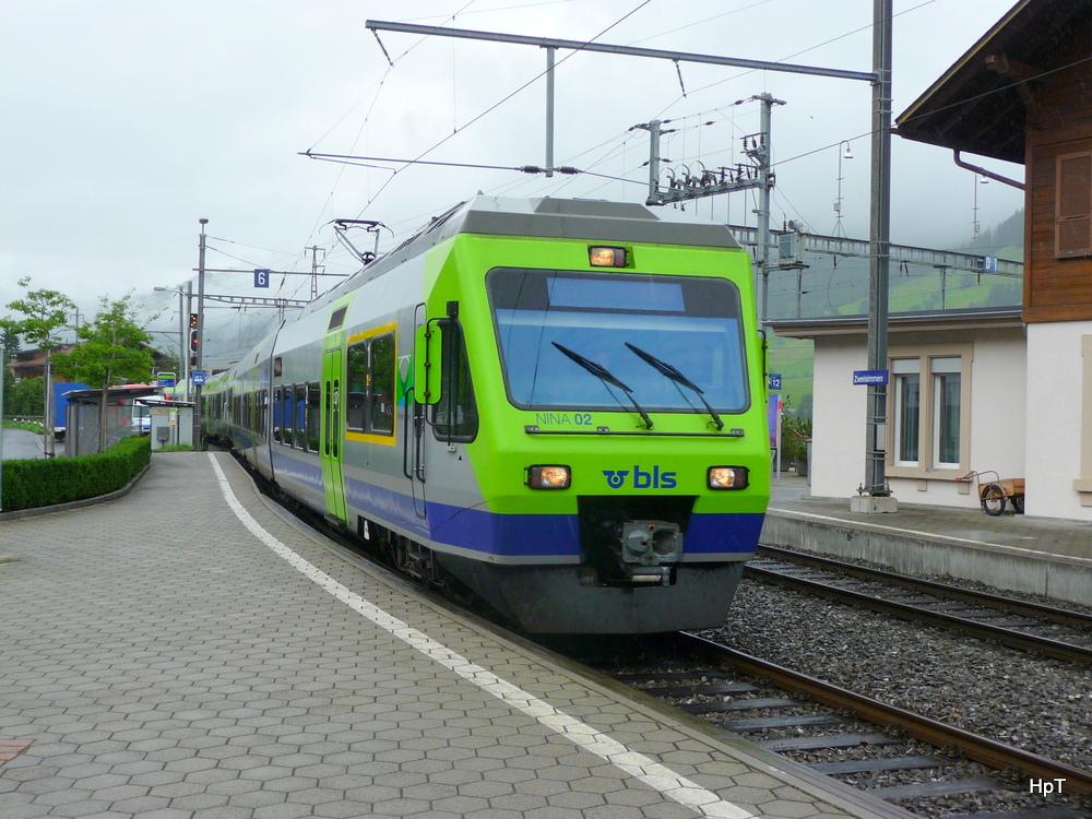 bls - NINA Triebzug RABe 525 002-2 bei der einfahrt in den Bahnhof Zweisimmen am 21.07.2012