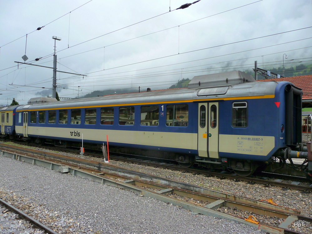 bls - Personenwagen  1 Kl. A 50 63 89-33 837-3 in Zweisimmen am 21.07.2012 ... Standort des Fotografen auf dem Perron der MOB im Bhf Zweisimmen