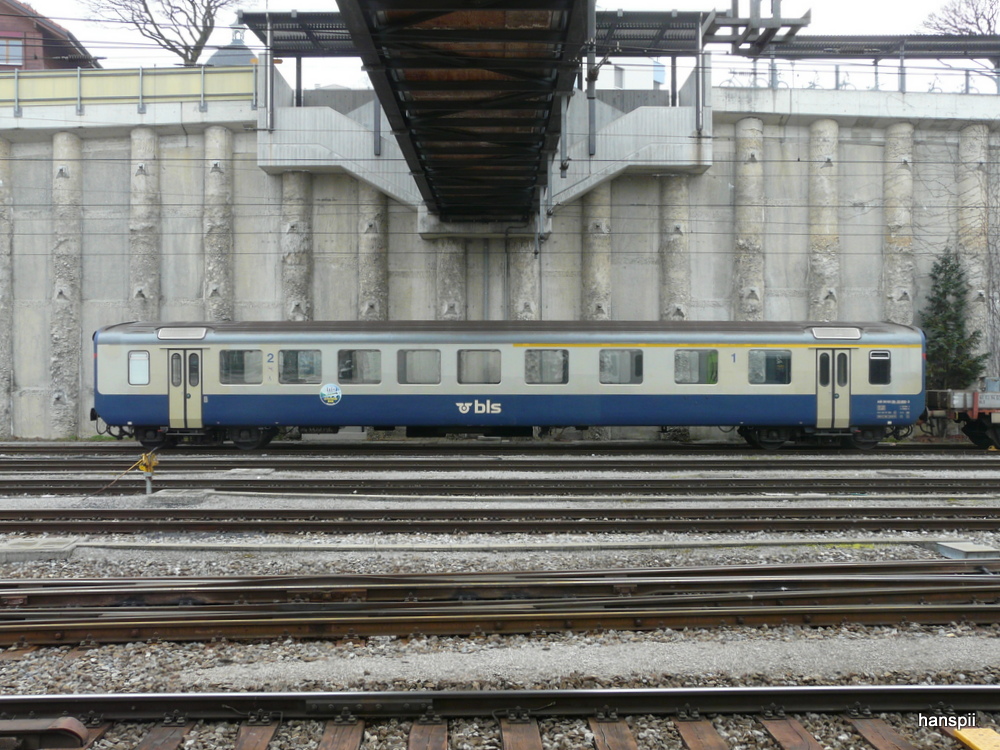 bls - Personenwagen 1+2 Kl.  AB  50 63 39-33 890-3 abgestellt im Bahnhofsareal von Spiez am 06.04.2013