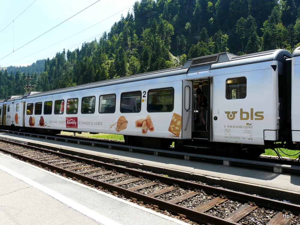 bls - Personenwagen 2 Kl. B 50 85 29-34 005-3 (ex SBB) unterwegs in Truebschachen am 26.06.2010