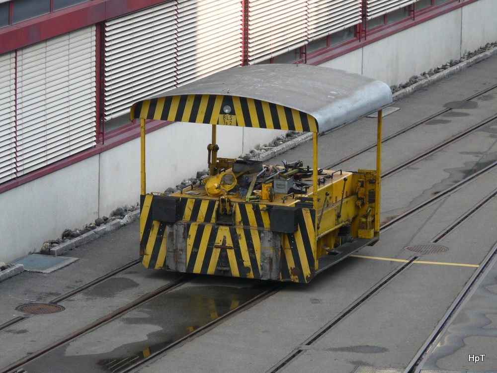 bls - Rangierlok Ta  2 im Betriebsareal der Werksttte Spiez am 24.03.2012 .. Standpunkt des Fotografen auserhalb des Betriebsareal ..