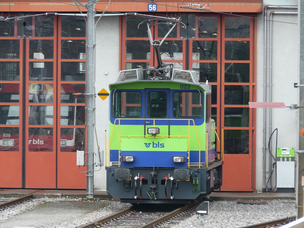 bls - Rangierlok Tea 2/2 245 022-9 im Betriebsareal der Werksttte Spiez am 24.03.2012 .. Standpunkt des Fotografen auserhalb des Betriebsareal ..