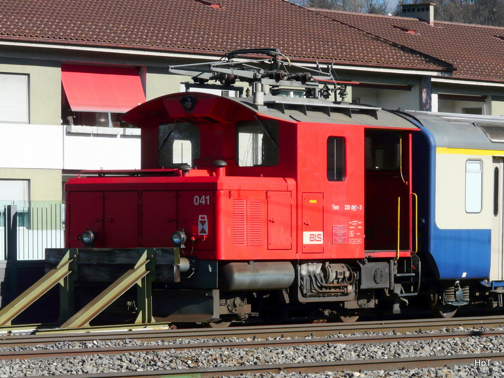 bls - Rangierlok Tem 2/2  225 041-3 abgestellt in Burgdorf am 06.02.2011