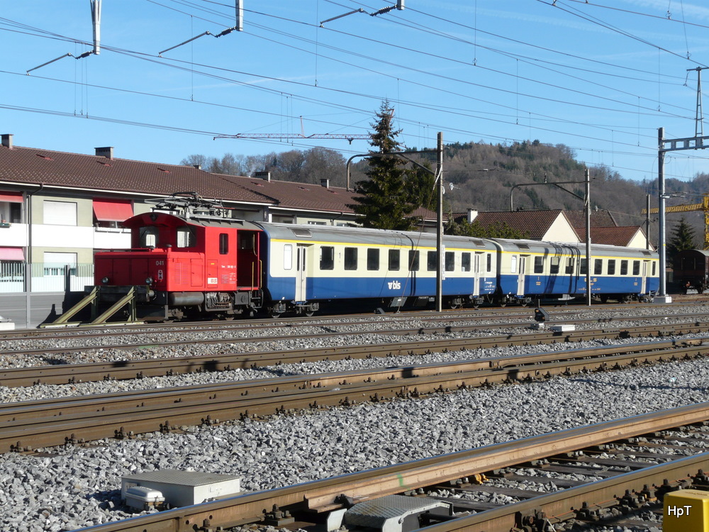 bls - Rangierlok Tem 2/2  225 041-3 zusammen mit den 1 Kl. Personenwagen A 806 und A 808 abgestellt in Burgdorf am 06.02.2011