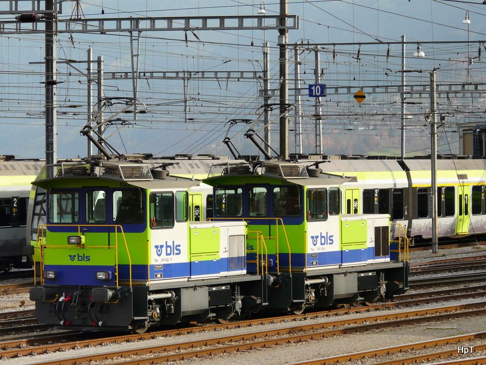 bls - Rangierloks Tea 245 022-9 und Tea 245 024-5 im Betriebsareal des Depot in Spiet am 21.11.2009