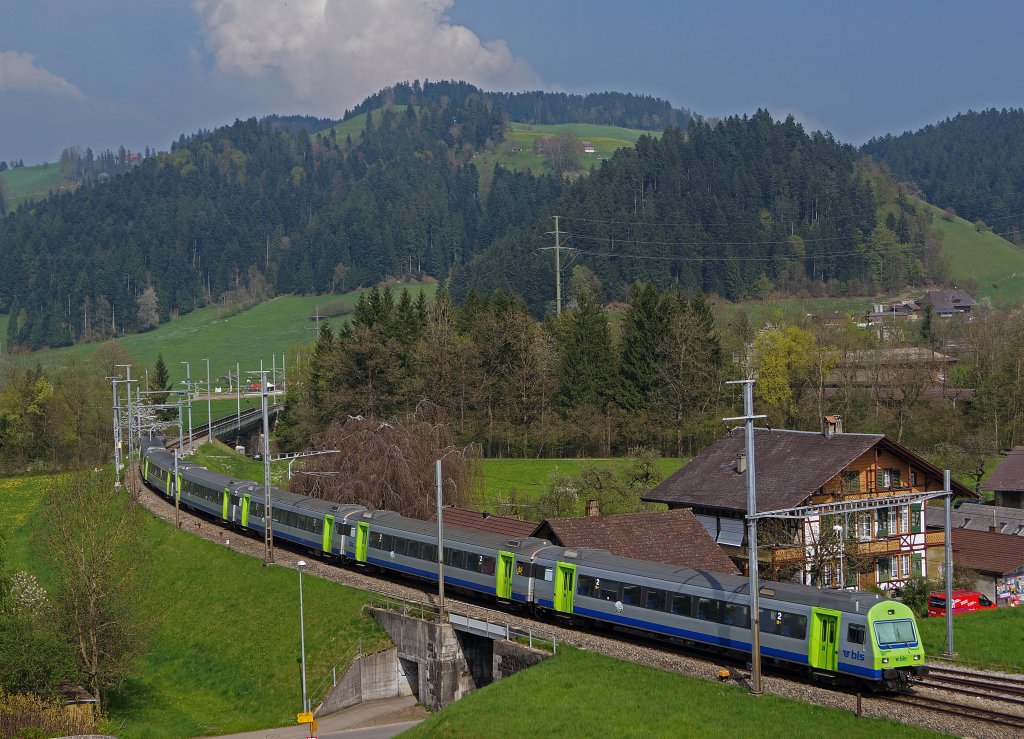 BLS: RE 3327 Bern - Luzern zwischen Emmenmatt und Langnau i.E. aufgenommen am 1. Mai 2013.
Foto: Walter Ruetsch
