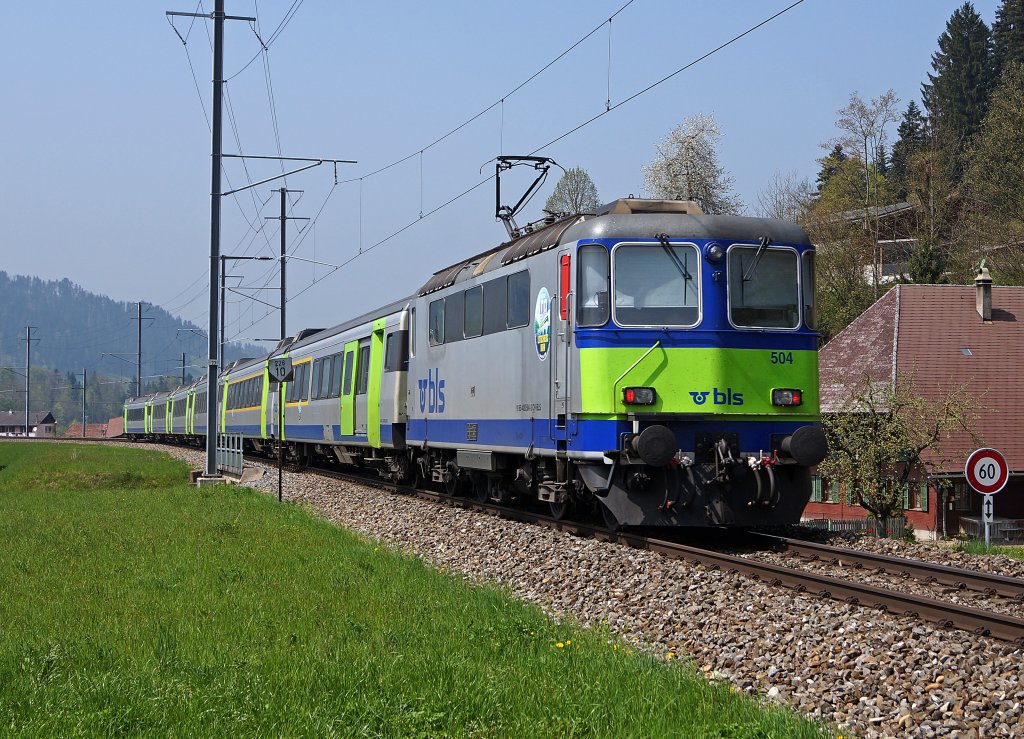 BLS: Re 420 504 ex SBB mit RE 3328 unterwegs zwischen Langnau i.E. und Eschenmatt am 1. Mai 2013.
Foto: Walter Ruetsch
