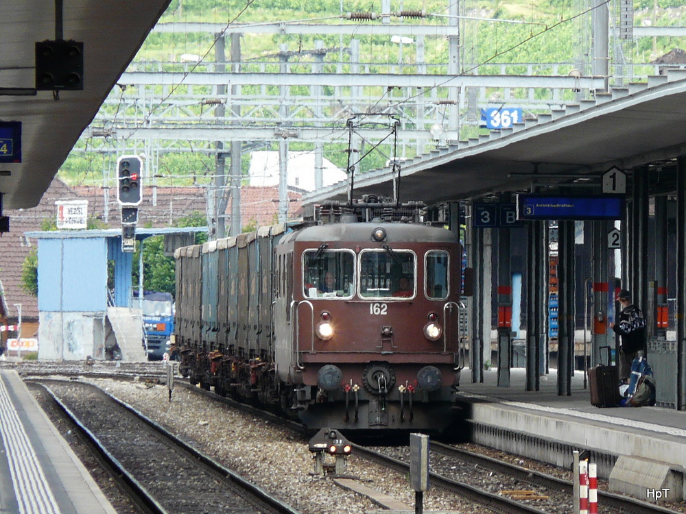 bls - Re 4/4 162 mit Gterzug bei der Durchfahrt im Bahnhof Spiez am 01.07.2011