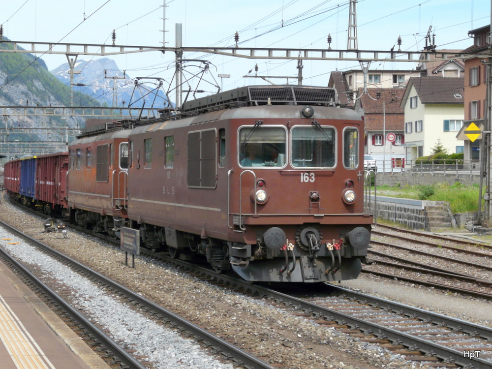 bls - Re 4/4 163 und Re 4/4 162 im Bahnhof von Erstfeld am  08.05.2012