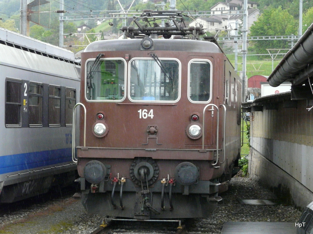 bls - Re 4/4  164 im Werkstttearel in Spiez anlsslich eines Tag der offen Tr der Werksttte am 25.05.2013