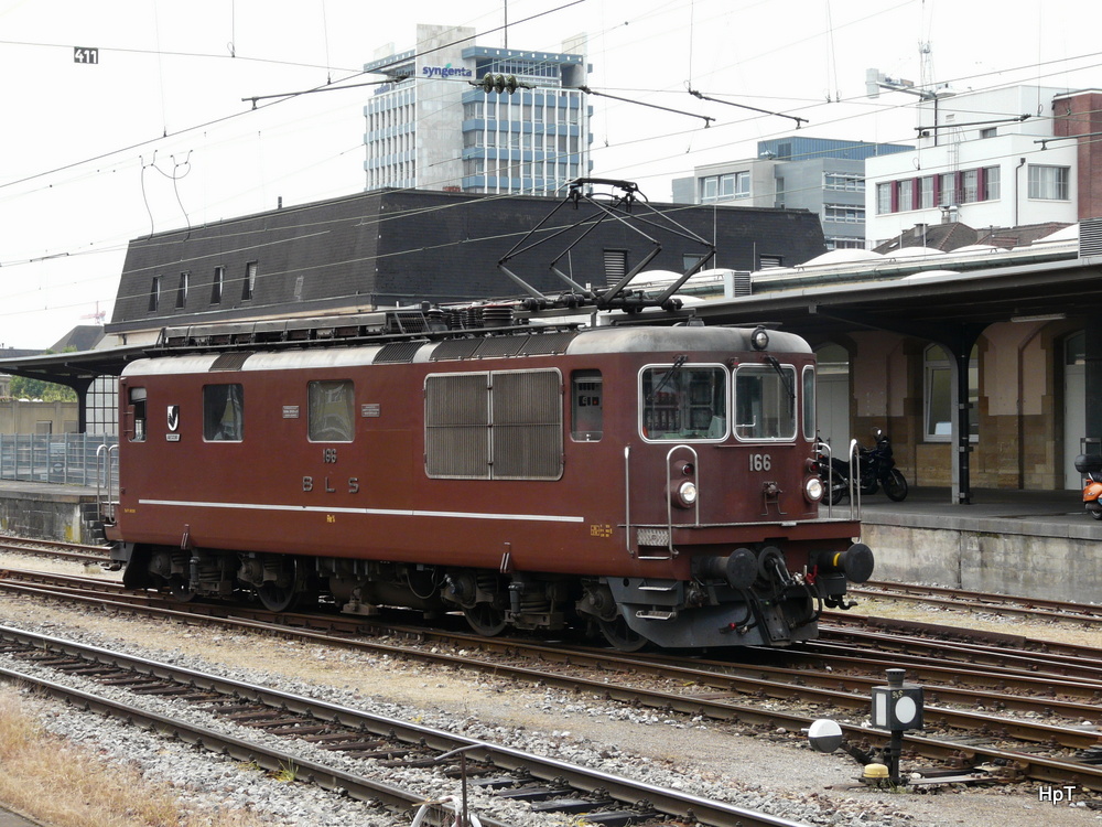 BLS - Re 4/4  166 bei Lokfahrt im Bahnhof Basel Badisch am 04.09.2012