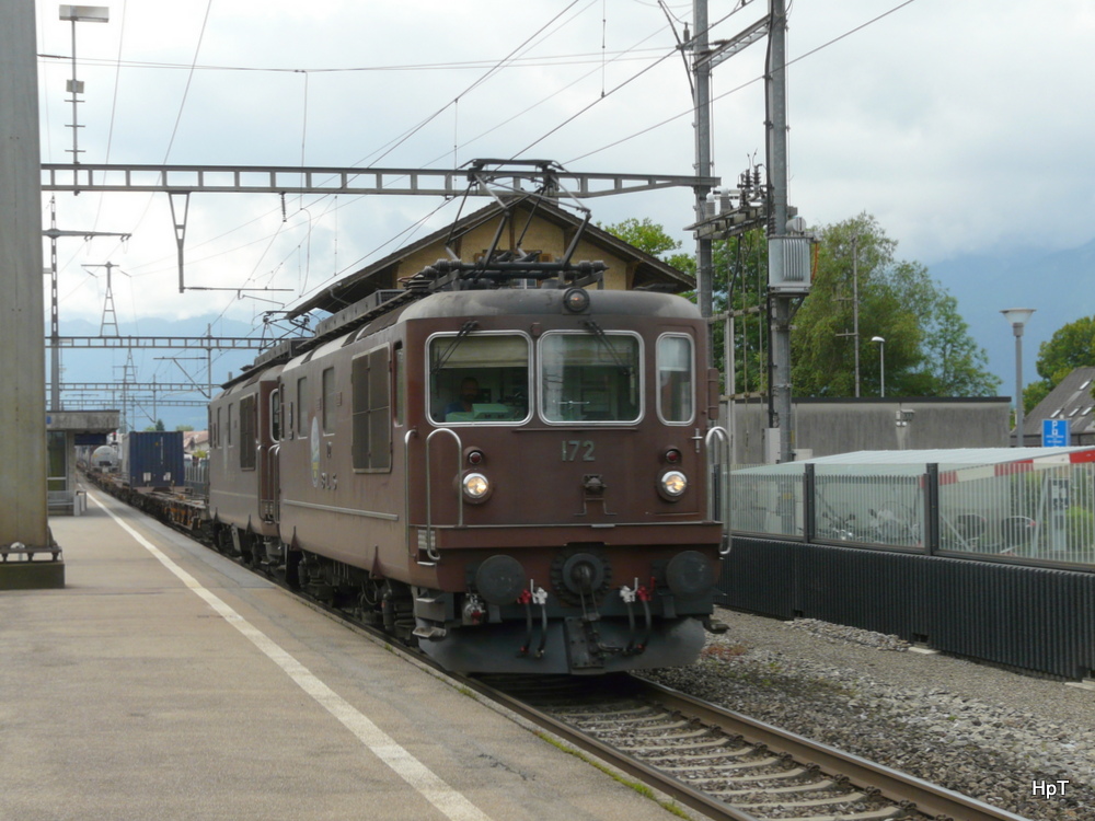 bls - Re 4/4 172 mit Gterzug bei der durchfahrt im Bahnhof Uttigen am 25.06.2013