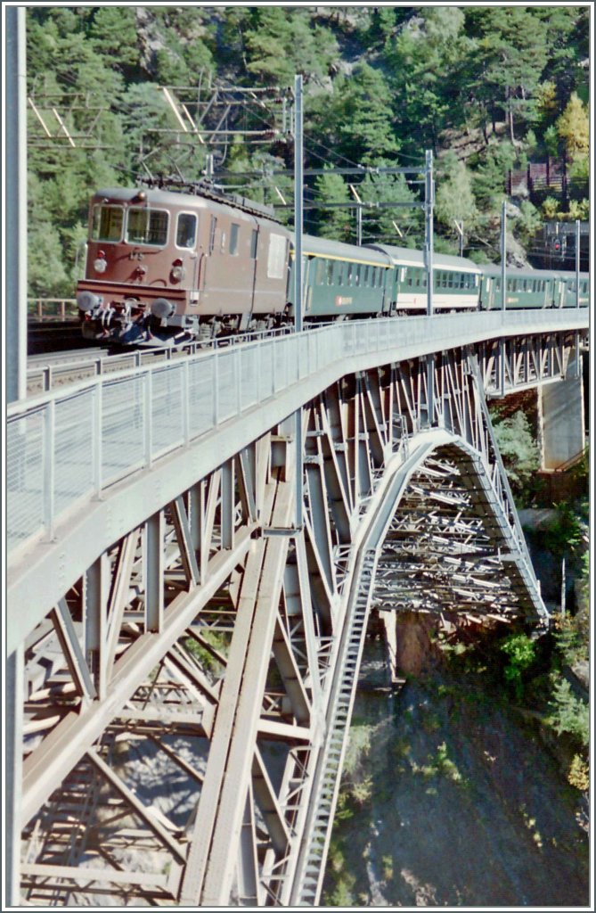 BLS Re 4/4 175 mit einem Schnellzug Richtung Norden auf der Bietschtal Brcke. 
Oktober 1995 