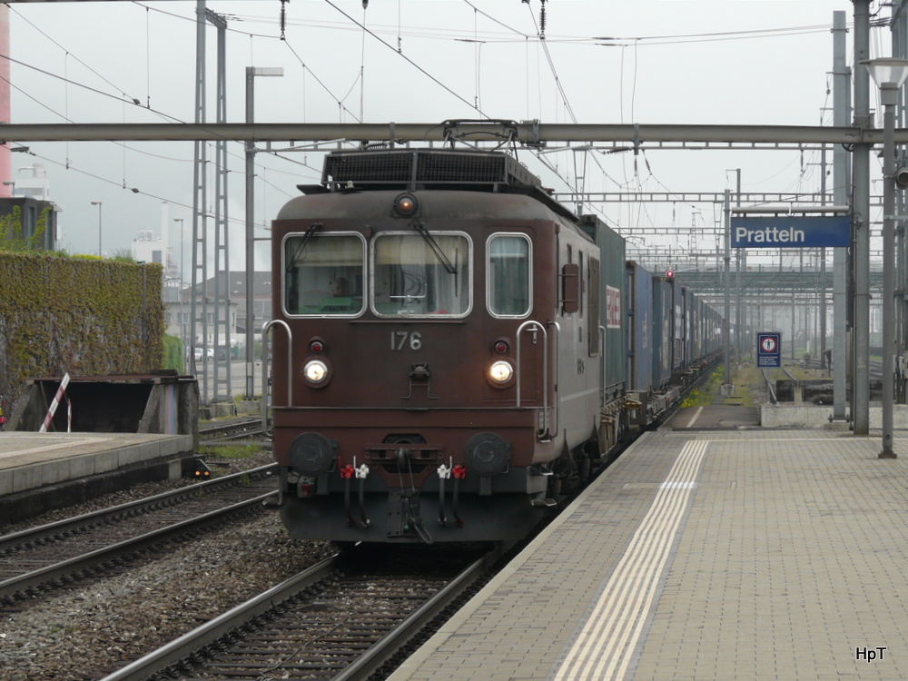 bls - Re 4/4  176 vor Gterzug bei der durchfahrt im Bahnhof Prattelen am 02.05.2013