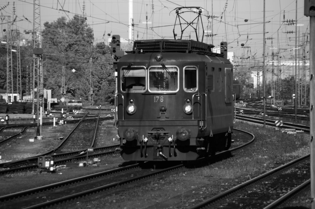 BLS Re 4/4 178 beim rangieren am 29.10.2010 in Basel Badischer Bahnhof.