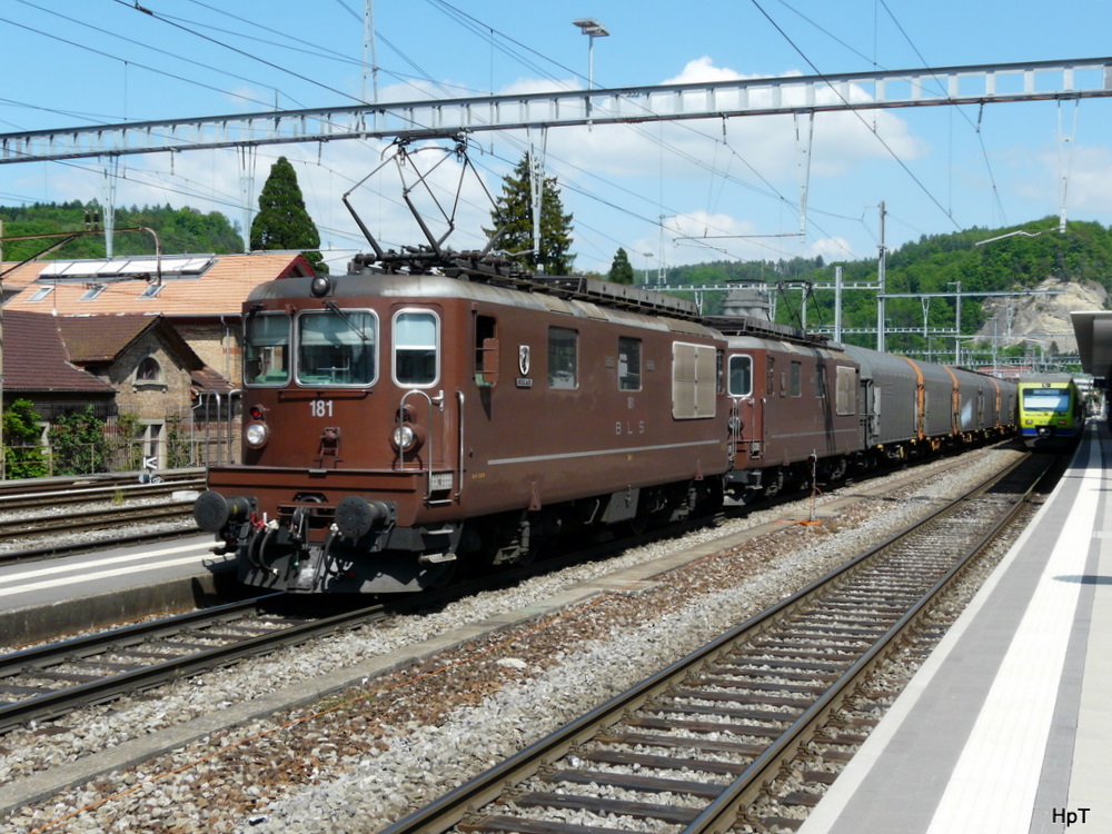 BLS - Re 4/4 181 zusammen mit der Re 4/4 183 vor einen Gterzug bei der Durchfahrt im Bahnhof Burgdorf am 22.05.2010
