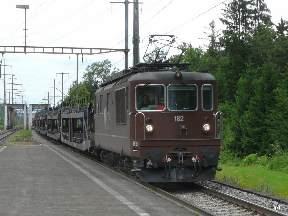 bls - Re 4/4 182 mit Gterzug bei der durchfahrt im Bahnhof Uttigen am 25.06.2013