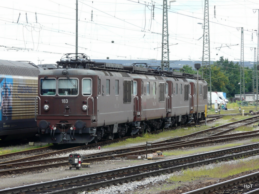 bls - Re 4/4 183 + 3 weitere Re 4/4 im Bahnhofsareal von Bahnhof Basel Badischer Bahnhof am 28.07.2012 .. Standort des Fotografen auf dem Bahnhofsperron..