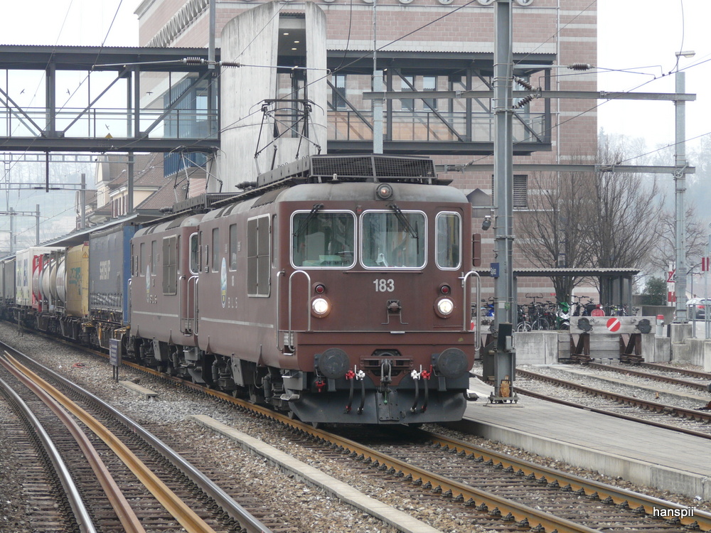 bls - Re 4/4  183 und Re 4/4  174 vor Gterzug im Bahnhof Spiez am 06.04.2013