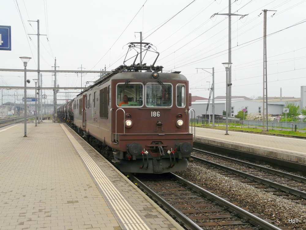 bls - Re 4/4  186 und Re 4/4 189 vor Gterzug bei der durchfahrt im Bahnhof Prattelen am 02.05.2013