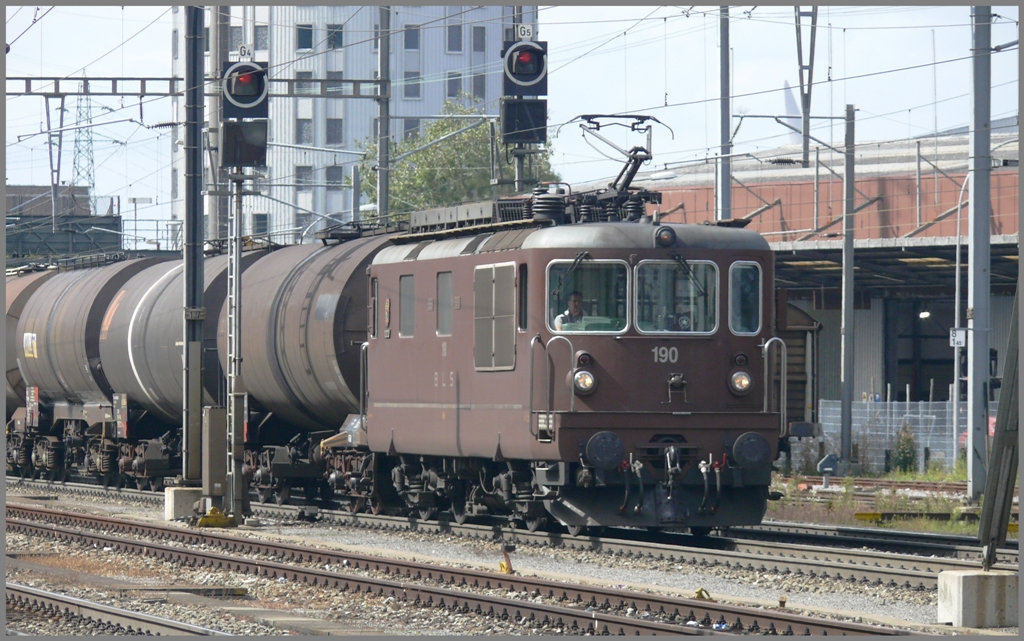 BLS Re 4/4 190 zieht einen Kesselwagenzug durch Pratteln. (16.09.2010)
