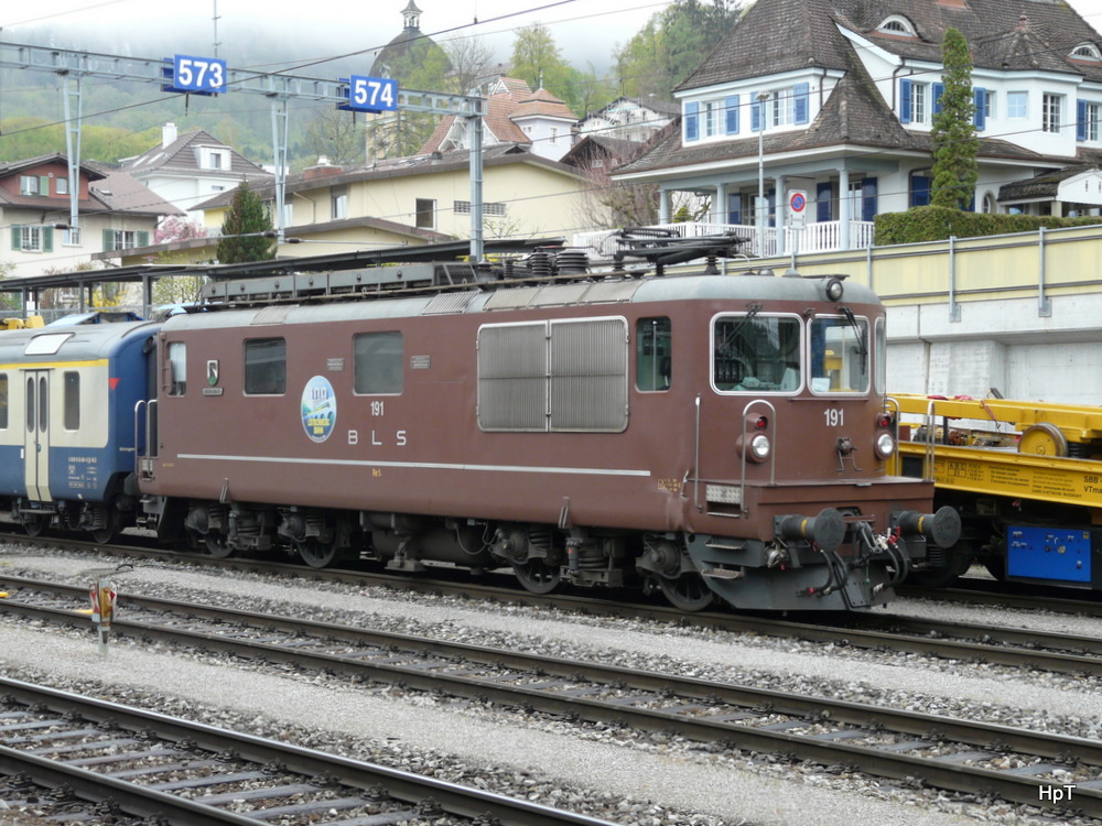 bls - Re 4/4  191 mit Unfallschaden abgestellt im Bahnhof Spiez am 27.04.2013