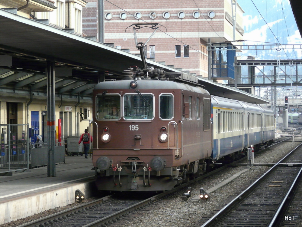BLS - Re 4/4  195 mit Regio aus Interlaken Ost bei der einfahrt im Bahnhof Spiez am 25.02.2011