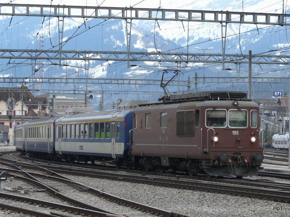 bls - Re 4/4 195 mit Regio bei der ausfahrt aus dem Bahnhof Spiez am 24.03.2012