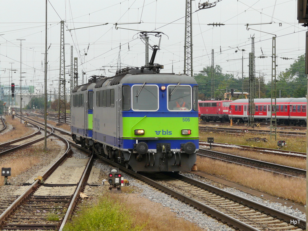 bls - Re 4/4 420 506-8 und  Re 4/4 420 503-8 bei Rangierfahrt im Bahnhofsareal im Bahnhof Basel Badisch am 04.09.2012