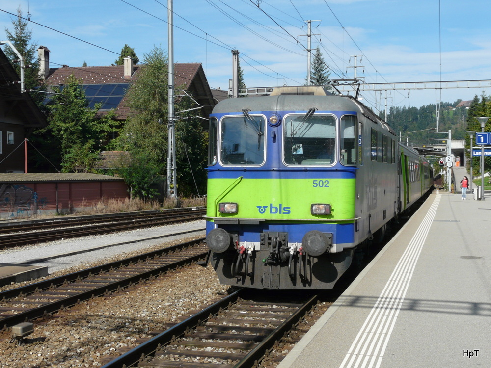 bls - Re 4/4 420 502-7 mit RE bei der einfahrt im Bahnhof Langnau am 17.09.2012
