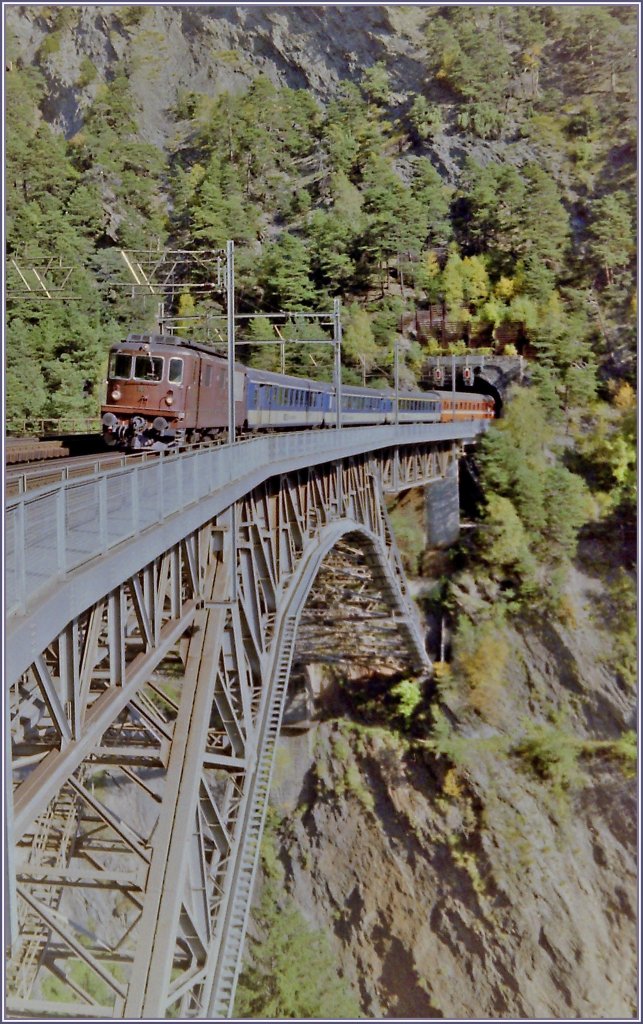 BLS Re 4/4 mit dem EC  Vauban  (Milano - Bruxelles) und Verstrkungs-Wagen auf der Bietschtalbrcke.
Gescanntes negativ/Oktober 1994