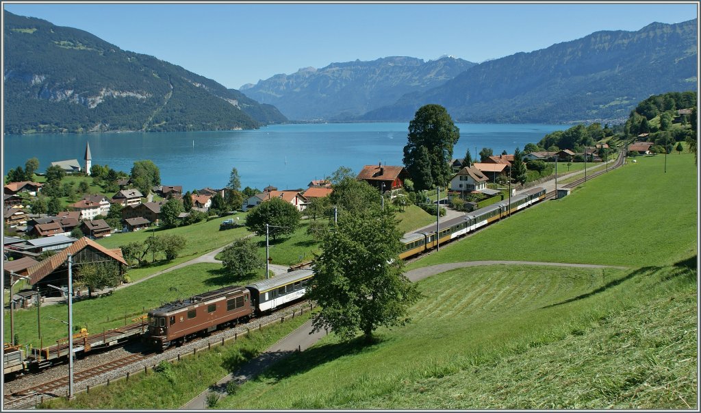 BLS Re 4/4 mit einem Goldenpass-Regio-Express von Interlaken nach Zweisimmen bei Faulensee. 
27. Aug. 2012