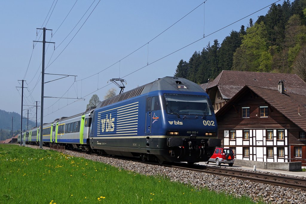 BLS: Re 465 002-4 mit RE 3325 unterwegs zwischen Eschenmatt und Langnau i.E. am 1. Mai 2013.
Foto: Walter Ruetsch