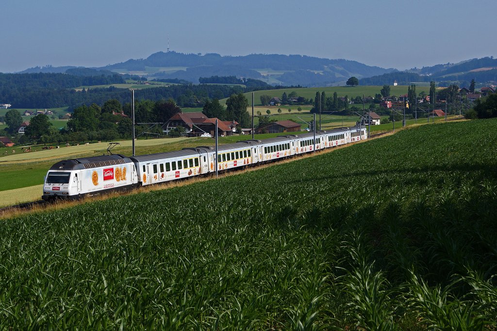 BLS: Re 465 004 mit dem Kambly-Zug auf der Fahrt nach Luzern. Die Aufnahme ist am 13. Juli 2013 zwischen Bern und Konolfingen entstanden. In Trubschachen besteht sogar die Mglichkeit, die feinen Kamblibisquits im Fabrikladen zu degustieren und kaufen.
Foto: Walter Ruetsch  