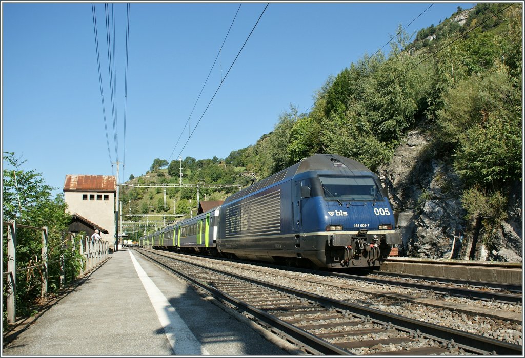 BLS Re 465 005-7 mit einem EWIII RE Entlastungszug nach Brig beim Halt in Ausserberg am 20. August 2011.