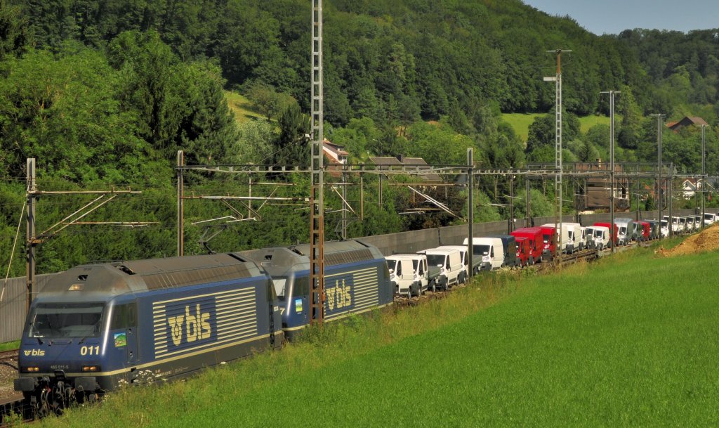 BLS Re 465 011-5 mit Autogterzug bei Tecknau, Aufgenommem am 07.07.2012