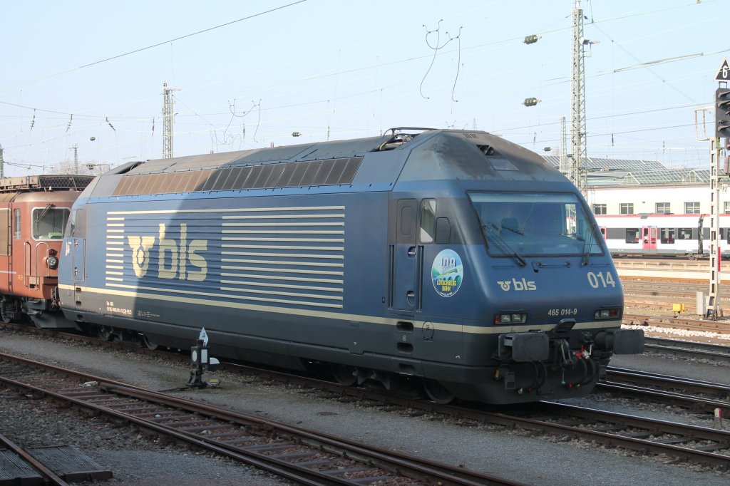 BLS Re 465 014-9 mit Re 425 180 abgestellt in Basel Bad Bf. (03.03.2013)