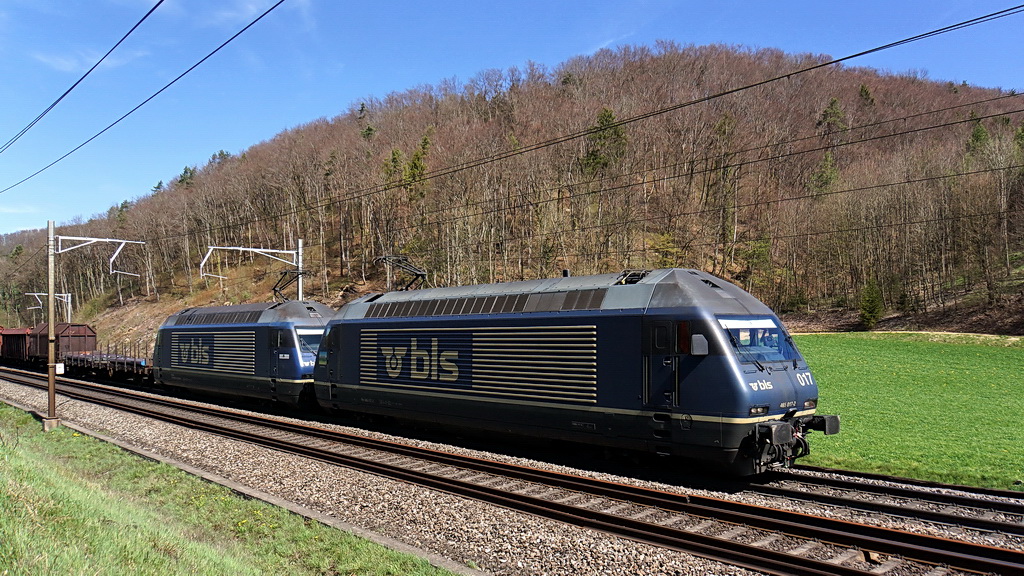 BLS Re 465 017-2 und 465 011-5 ziehen einen Gterzug bei Gelterkinden-Baselbiet am 10.4.2012.