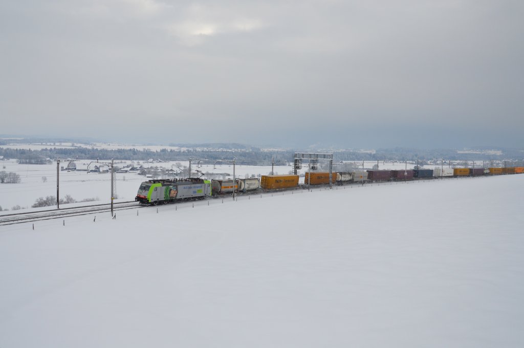 BLS Re 486 003 mit einem Containerzug vom Gotthard kommend auf der Sdbahn bei Mhlau AG. 8.12.2012