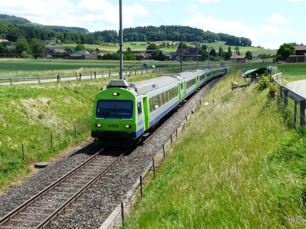 BLS - RE von Luzern nach Bern unterweg bei Trimnstein am 28.05.2011