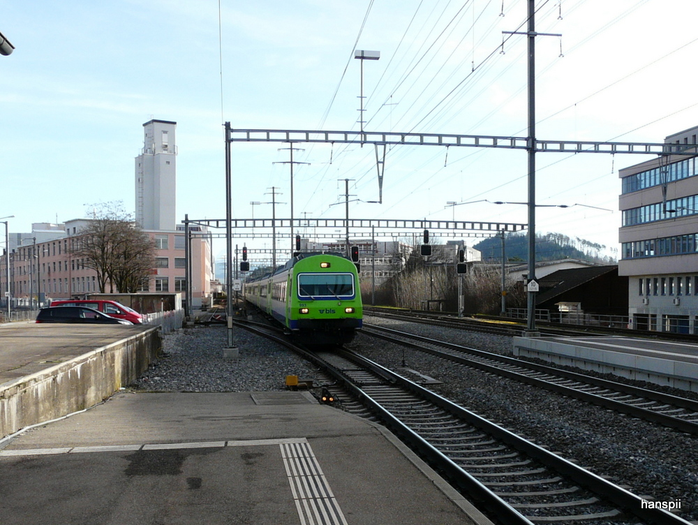 bls - RE von Luzern nach Bern bei der durchfahrt im Bahnhof Gmligen mit dem Steuerwagen Bt 50 85 80-35 993-5 an der Front am 31.12.2012