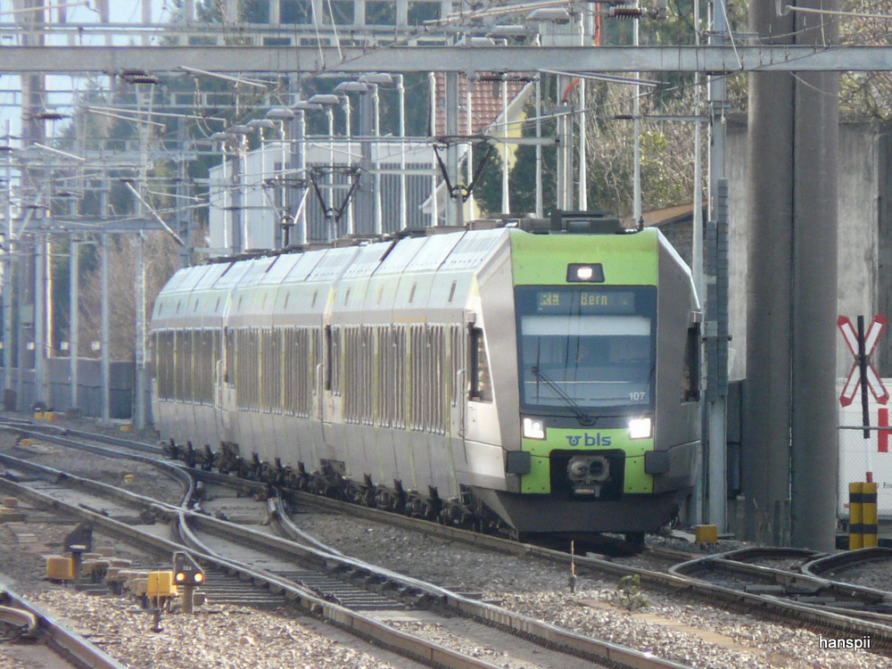 bls - RE nach Bern kurz vor dem Bahnhof Gmligen mit dem Triebwagen RABe 535 107 an der Front und zwei weitere Triebzge am 31.12.2012
