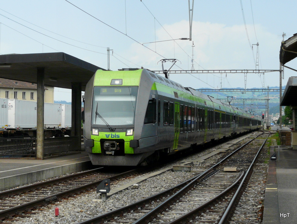 bls - RE nach Brig und Zweisimmen bei der durchfahrt im Bahnhof Gwatt am 03.08.2013