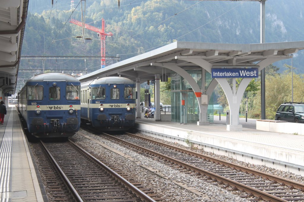 BLS Regio Interlaken-Ost nach Spiez und der Gegenzug bei der Kreuzung in Interlaken-West.01.10.12