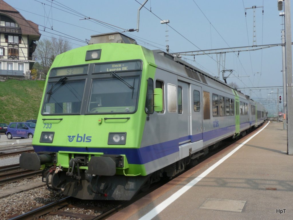BLS - Regio von Langnau nach Laupen bei der einfahrt in den Bahnhof konolfingen am 09.04.2010