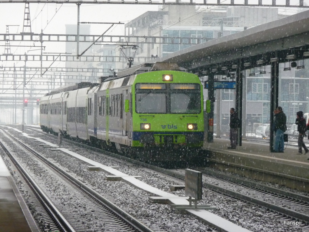 bls - Regio nach Belp an der Spitze der Triebwagen RBDe 4/4 565 736-6 im Bahnhof Zollikofen am 20.12.2012