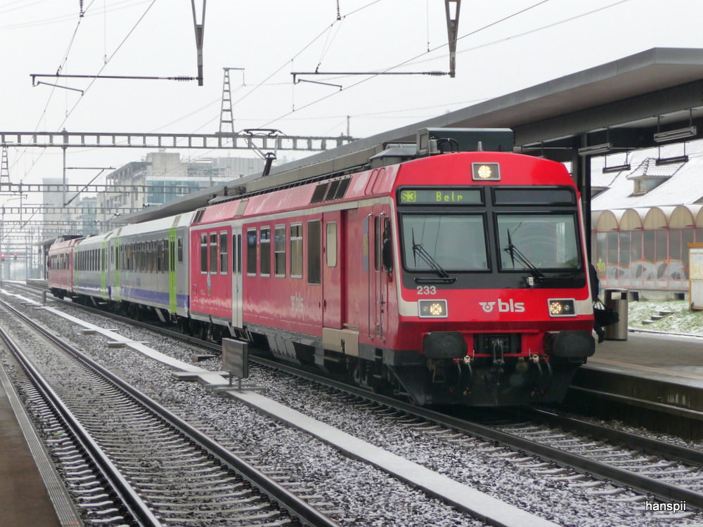 bls - Regio nach Belp an der Spitze der Triebwagen RBDe 4/4 566 233 im Bahnhof Zollikofen am 20.12.2012